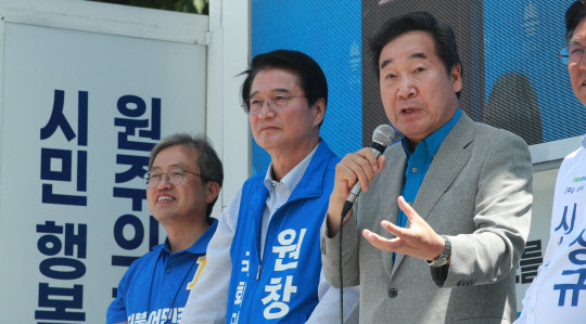 이낙연 전 국무총리가 29일 원창묵 원주갑 국회의원 보궐선거 후보자의 거리 유세가 펼쳐진 강원 원주시 무실동 시청사거리에서 원 후보에 대해 지지를 호소하고 있다. 연합뉴스.